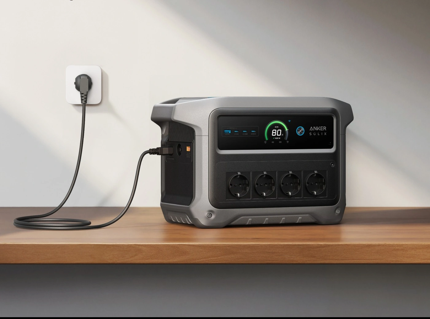 Anker SOLIX C1000 Gen 2 заряжается от бытовой розетки на столе