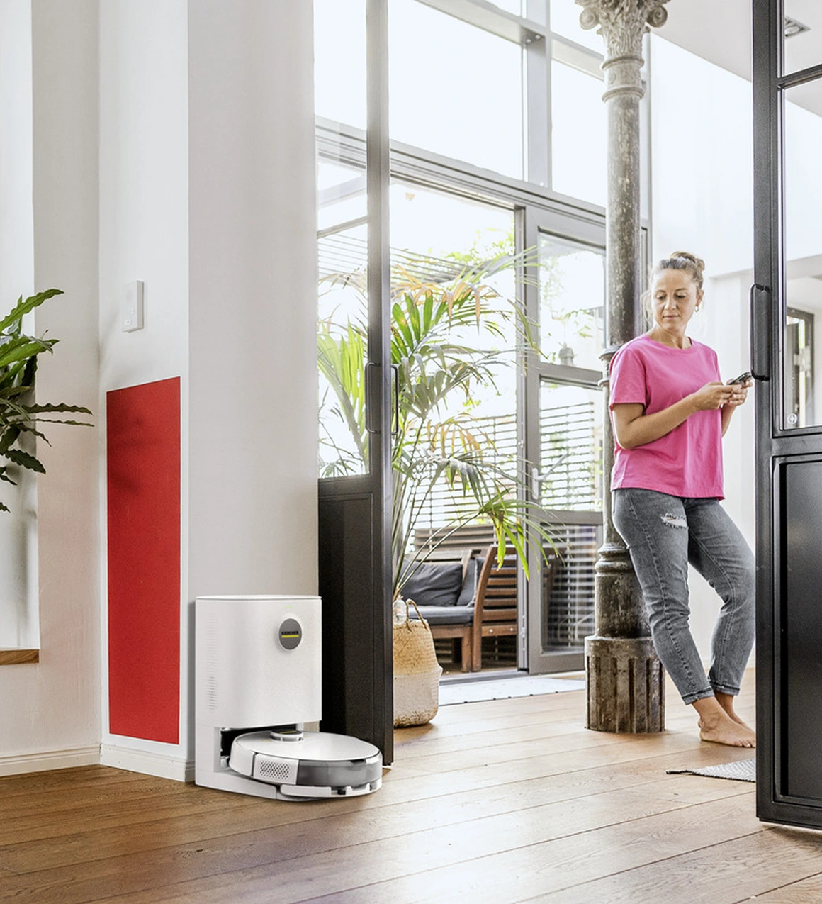 Робот-пылесос Kärcher RCV 5 Comfort со станцией самоочистки в гостиной