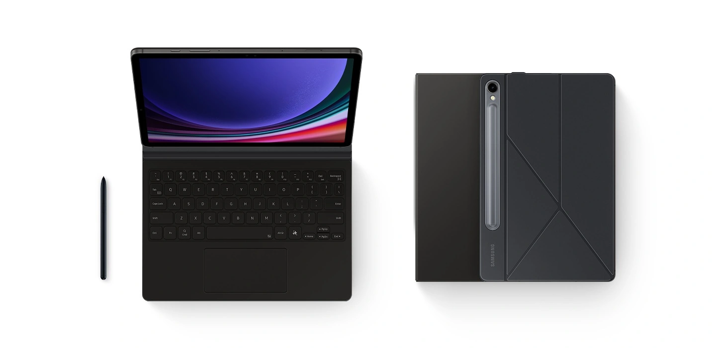 Вигляд планшета Galaxy Tab S9 спереду з підключеною обкладинкою-клавіатурою Book Cover Keyboard і електронним пером S Pen, що лежить поруч. Збоку два закриті пристрої з обкладинками-клавіатурами лежать один на одному, один пристрій звернений догори, а інший — донизу.