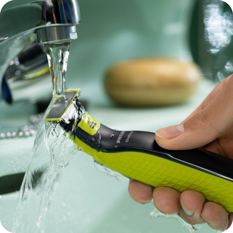 Водонепроникний електростанок Philips OneBlade під водою