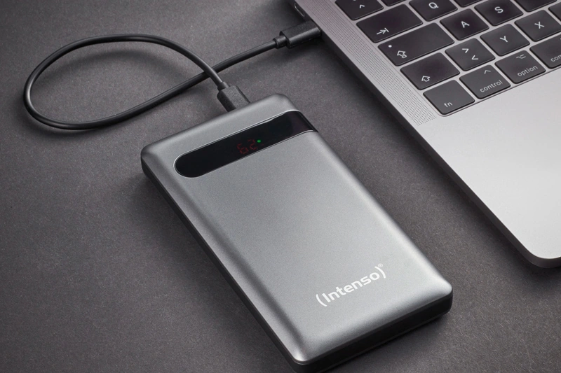 Повербанк Intenso PD10000 заряжает ноутбук через USB-C