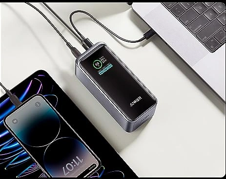 Повербанк Anker Prime із двома кабелями біля ноутбука та смартфона