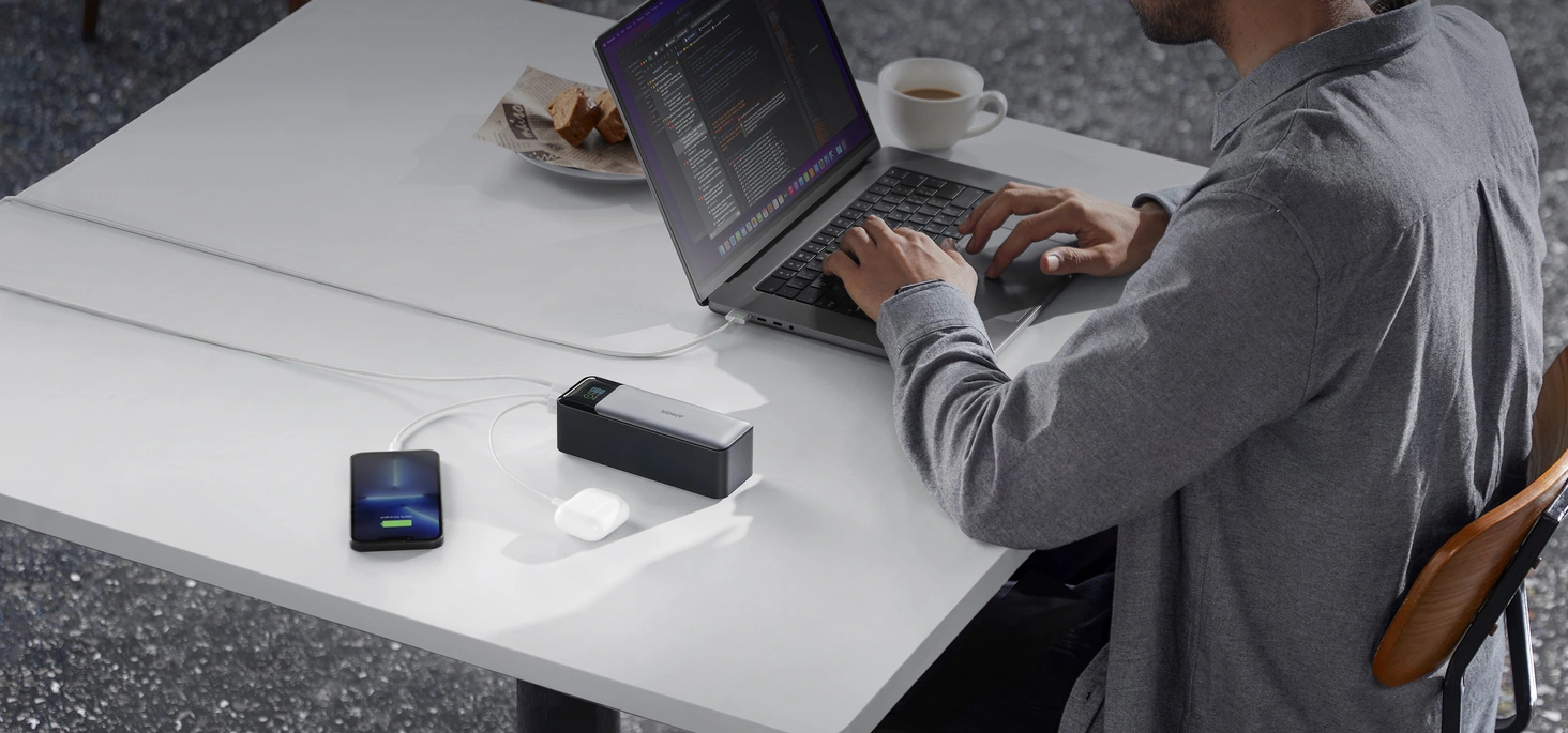 Повербанк Anker 737 питает ноутбук, смартфон и наушники на рабочем столе