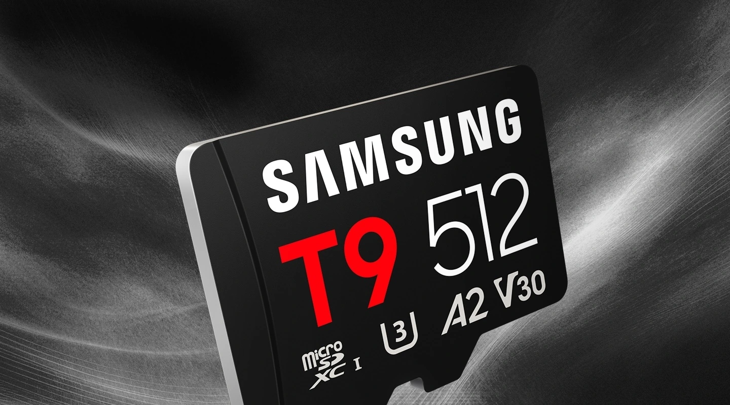 Карта памяти Samsung T9 microSD стоит вертикально на тёмном фоне