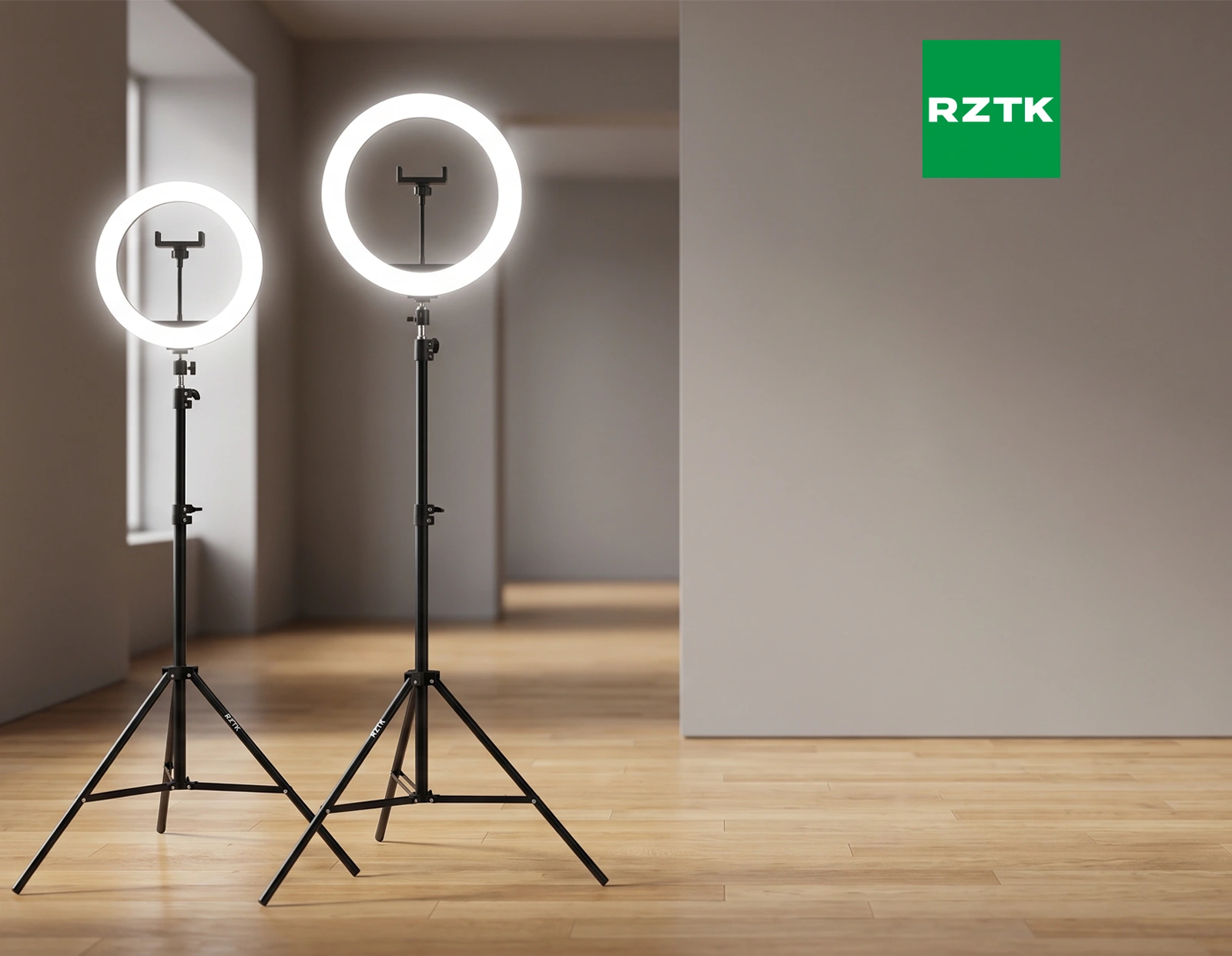Кольцевые светодиодные лампы RZTK Light Ring со штативами в светлой комнате