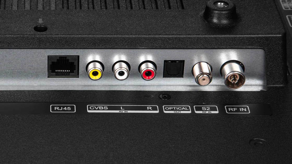Задняя панель телевизора 2E 43A77Q с гнёздами антенны, LAN и S/PDIF