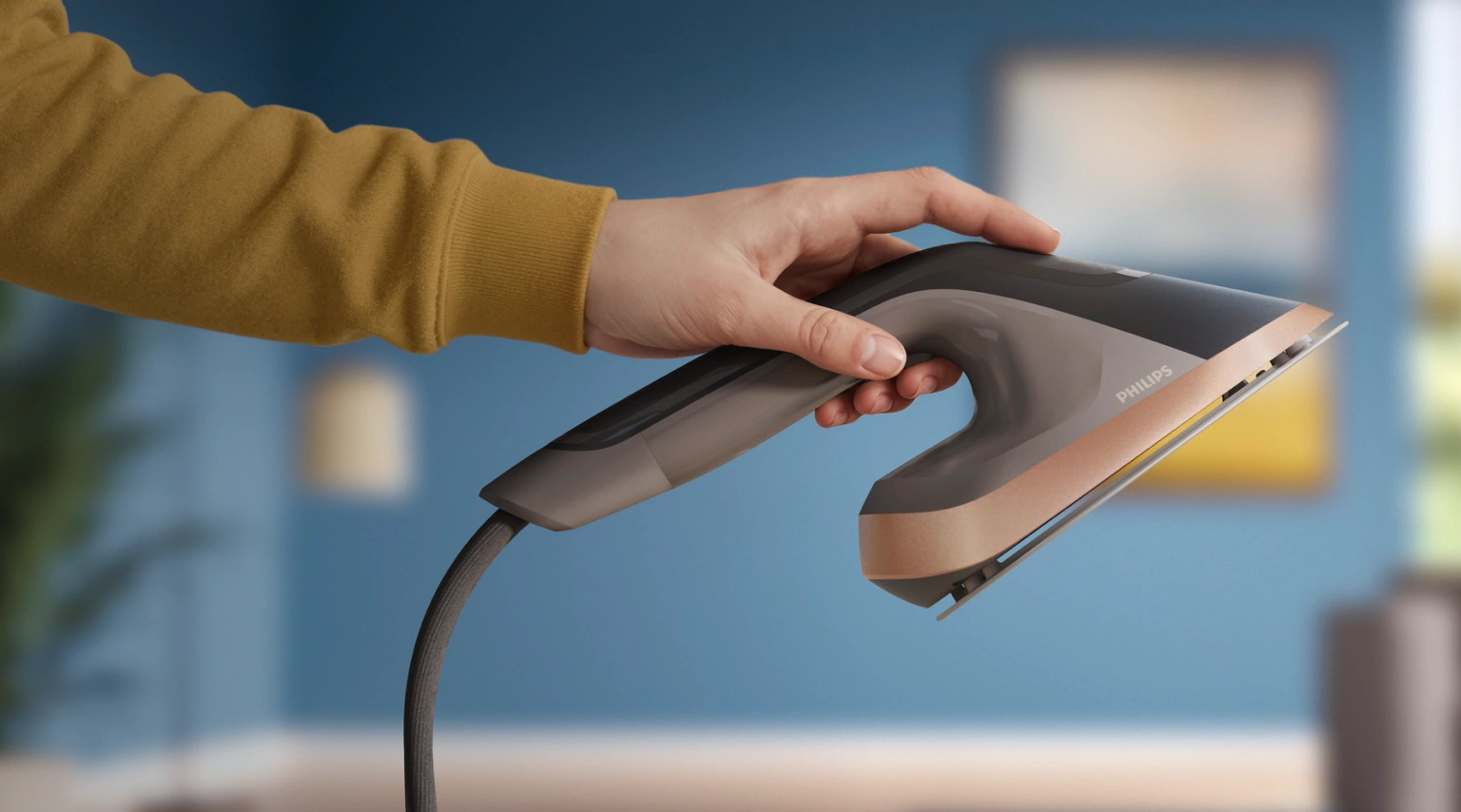 Лёгкий утюг гладильной системы Philips в руке