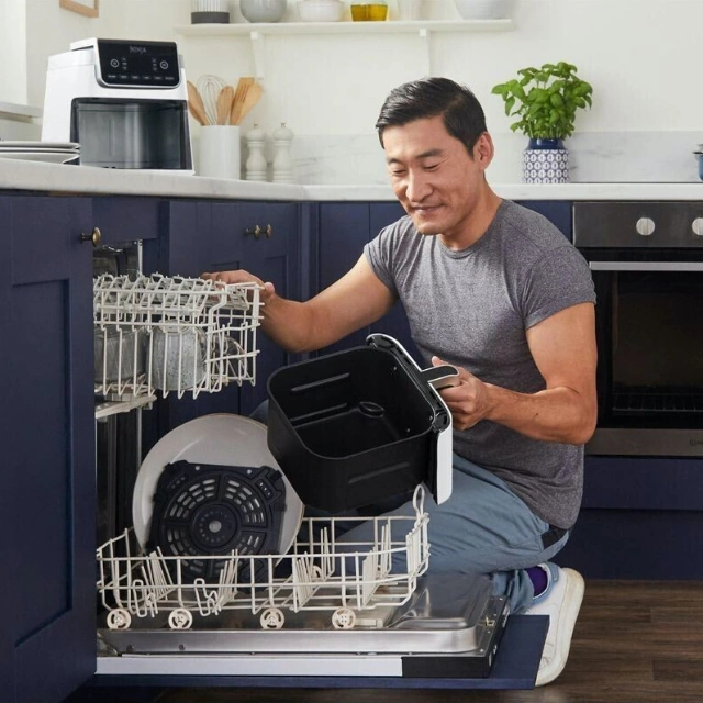 Съемная корзина мультипечи Ninja Air Fryer MAX PRO в посудомоечной машине