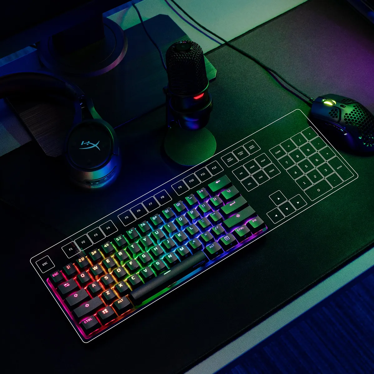 Клавіатура HyperX Alloy Origins 60 на столі поряд із контуром повнорозмірної клавіатури