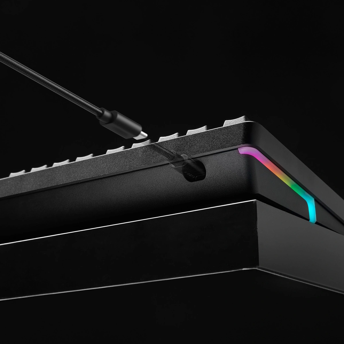 Знімний кабель, підключений до клавіатури HyperX Alloy Rise