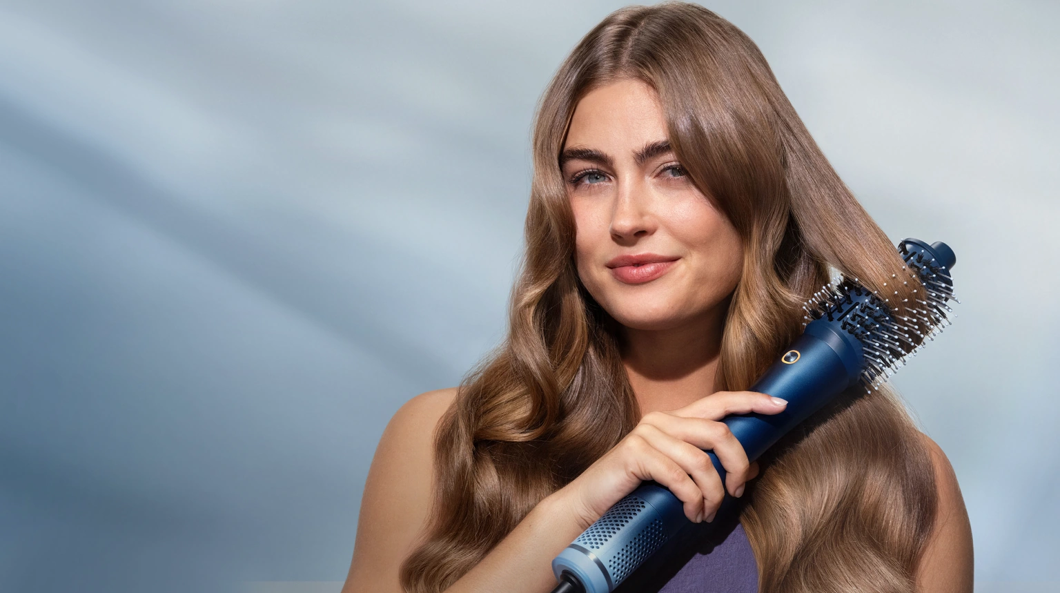Женщина с мультистайлером Philips Aqua SenseIQ серии 9000