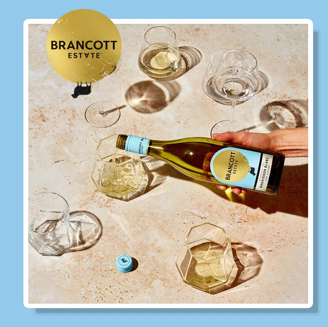 Вино Brancott Estate Sauvignon Blanc наливають у келихи