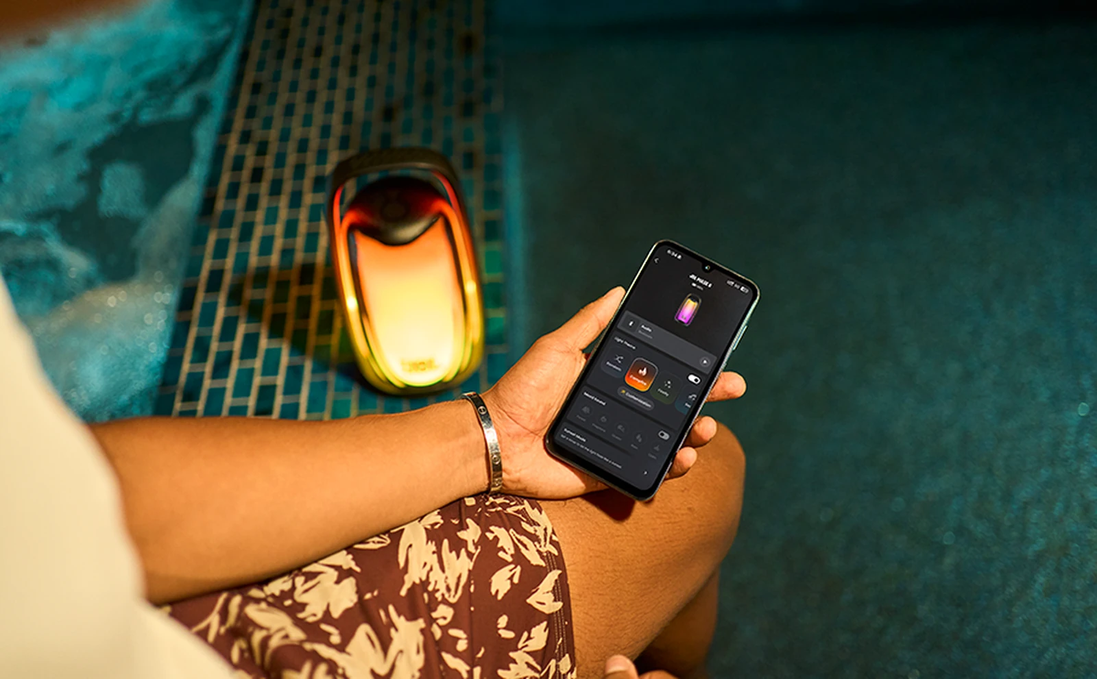 Колонка JBL Pulse 6 со световым шоу и смартфон с приложением JBL One