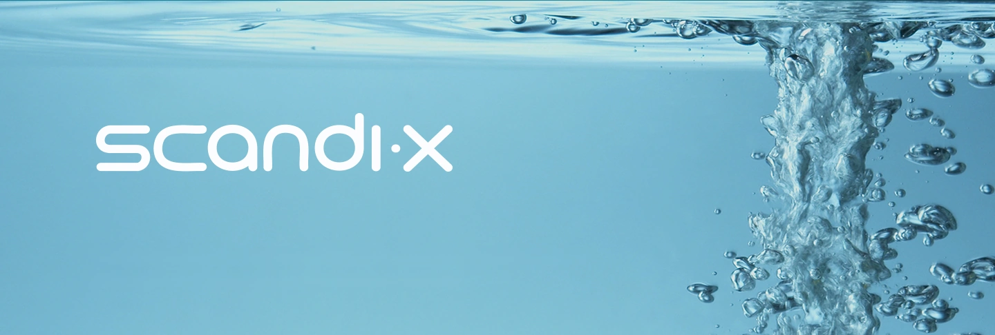 Логотип Scandix на фоне воды с пузырьками