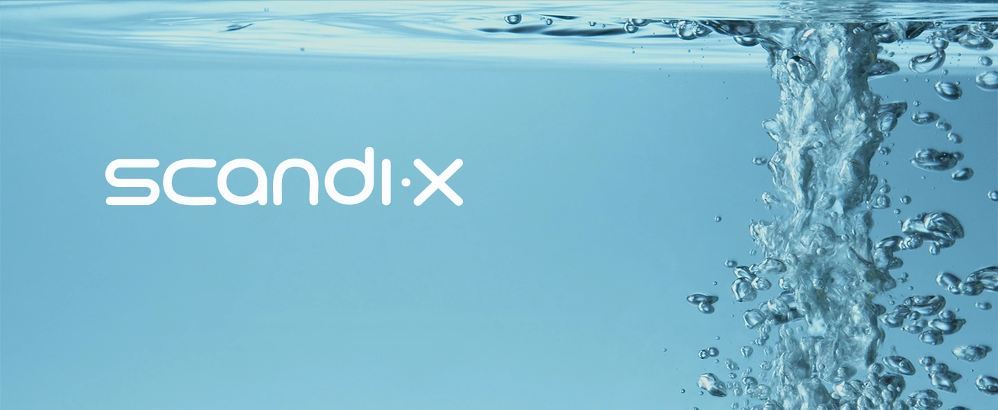 Логотип Scandix на фоне воды с пузырьками