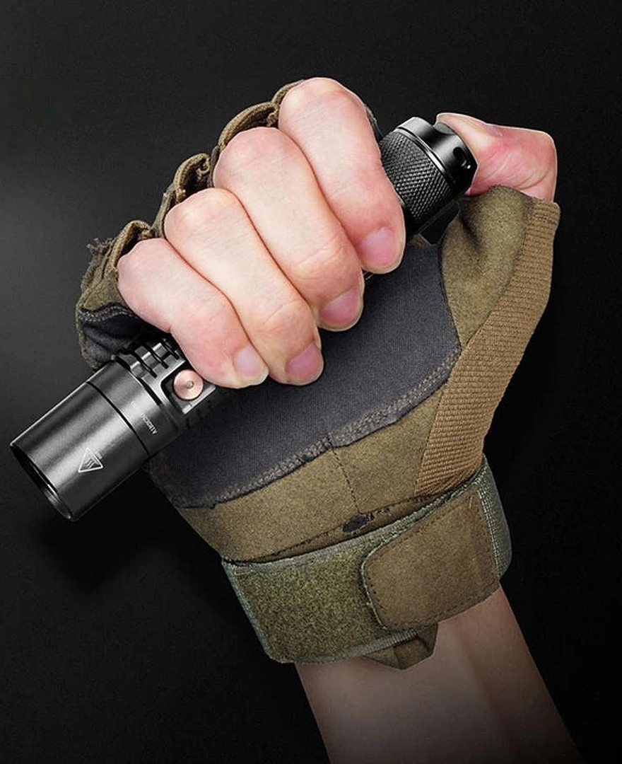 Fenix UC35 V2.0 в руке: карманный размер