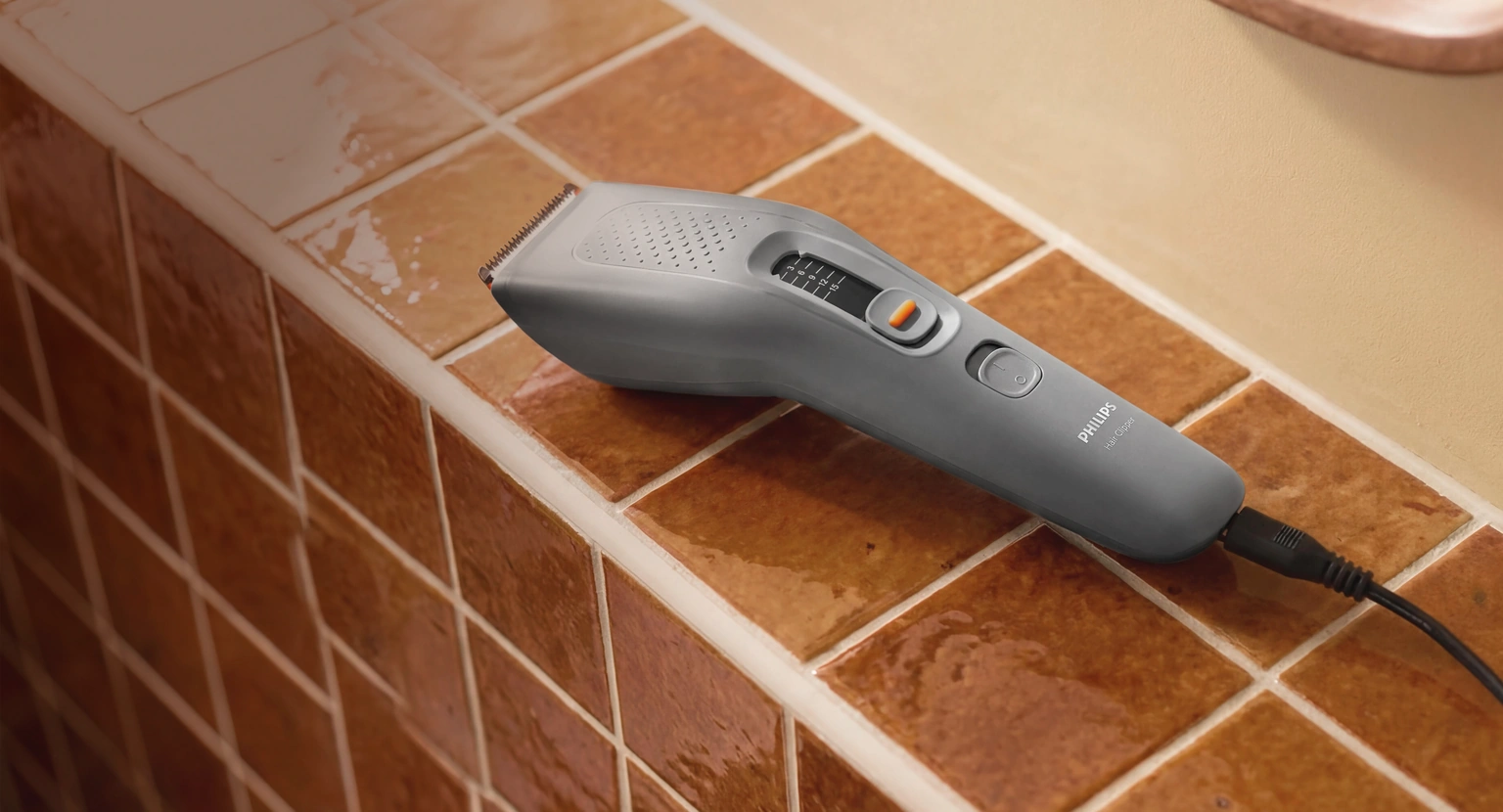 Машинка для стрижки волосся Philips HC3722/15 на плитці