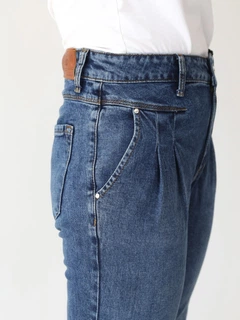 Mahbuslar bilan kema halokati, orolda omon qolgan bir kishi haqida film, porno