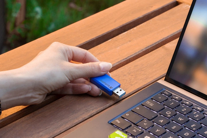 Флеш пам'ять Verbatim Store’n’Click 3Х USB 3.2 16 GB Red/Blue/Yellow (23942493068) - зображення 16