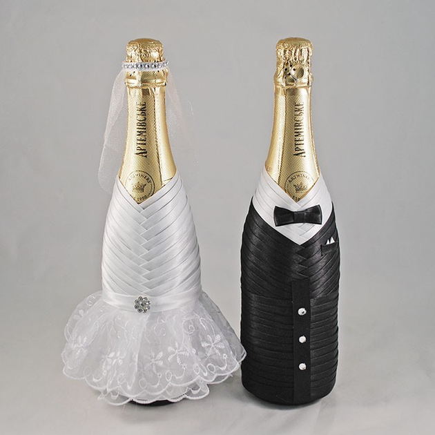 Украшение для бутылок шампанского на свадьбу в виде костюмов жениха и невесты 