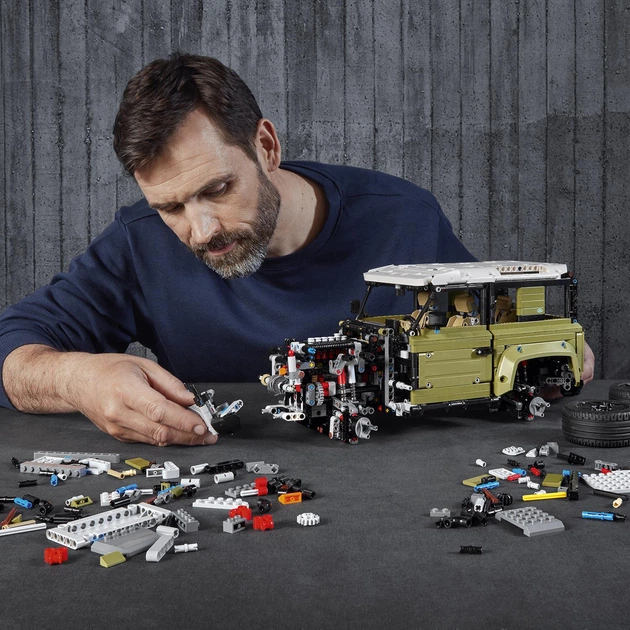 Zestaw klocków LEGO TECHNIC Land Rover Defender 2573 elementy (42110) - obraz 6