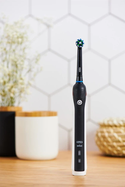 Elektryczna szczoteczka do zębów ORAL-B BRAUN Pro 1 Cross Action 750 Black (4210201203988) - obraz 4