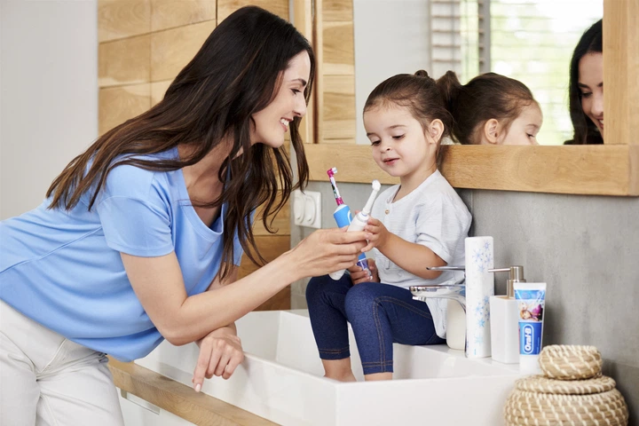Szczoteczka elektryczna do zębów Oral-B Pro 3 Sensitive Clean 3000 - obraz 7