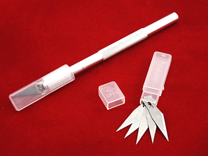 Канцелярский скальпель, нож с 5 сменными лезвиями (113606) – фото .