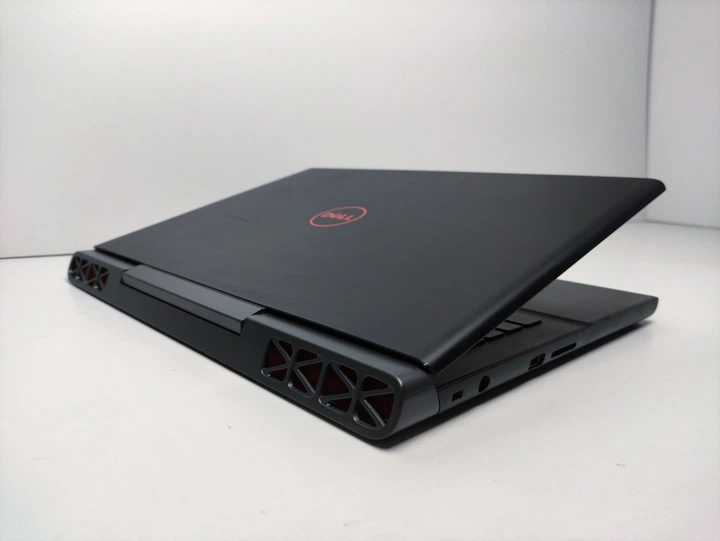 Ноутбук Dell Inspiron 15 P65F FHD IPS i7-7820HQ 8Gb SSD128GB+