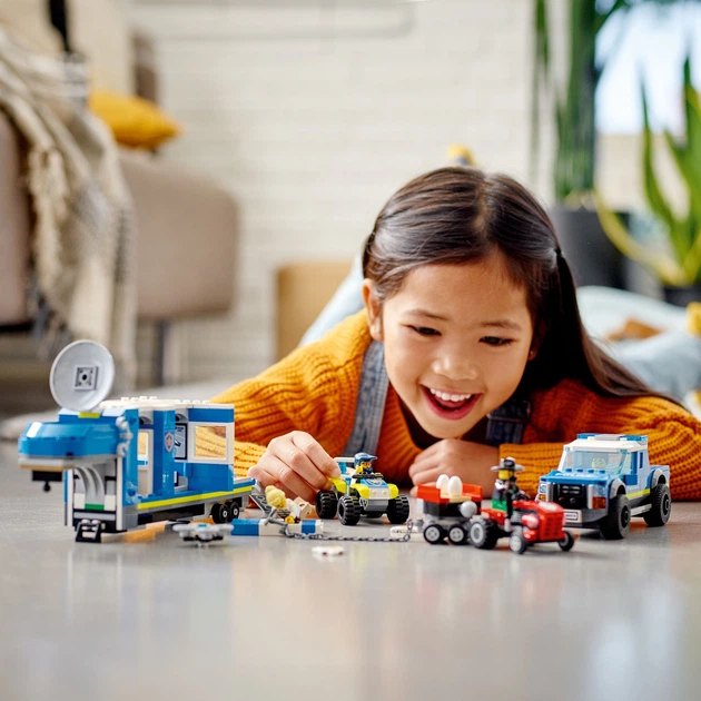 Zestaw klocków LEGO City Mobilne centrum dowodzenia policji 436 elementów (60315) - obraz 3