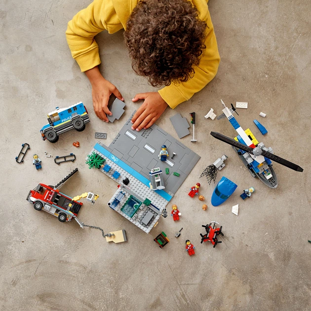 Zestaw klocków LEGO City Pogoń policyjna w banku 915 elementów (60317) - obraz 3