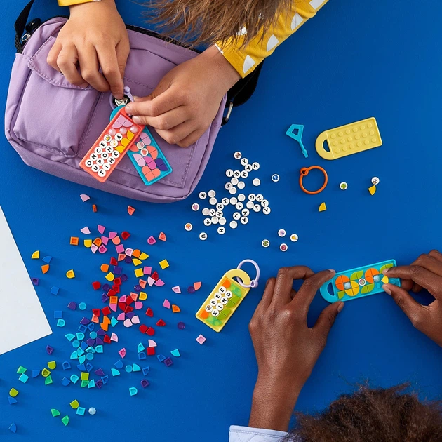 Zestaw klocków LEGO DOTS Duży zestaw zawieszek do toreb: napisy 228 elementów (41949) - obraz 6