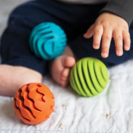 Прорізувач-брязкальце Fat Brain Toys Sensory Rollers Кольорові сенсорні кульки 3 шт (0811802021885) - зображення 5