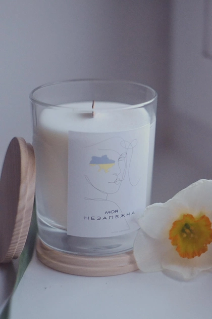 Ароматная свеча Украинская Your Bella Decora „Моя Незалежна“ с деревянным фитилем. - изображение 2