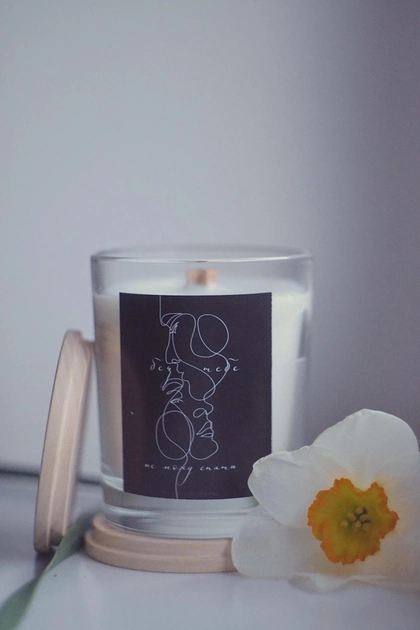 Ароматная свеча Украинская Your Bella Decora „Без тебе не можу спати“ с деревянным фитилем. - изображение 1