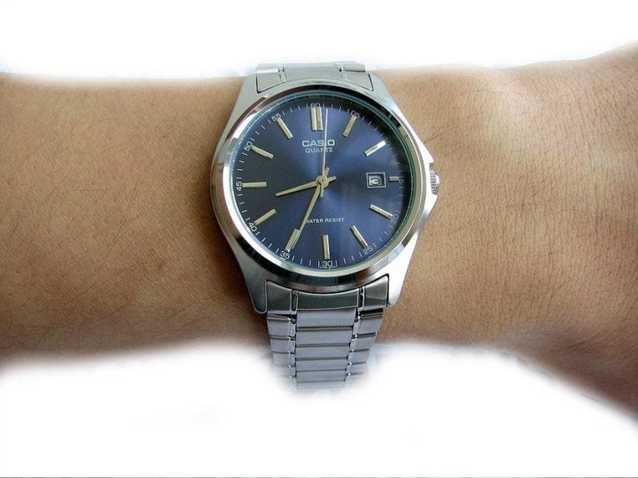 Часы наручные мужские с синим циферблатом стальные Casio