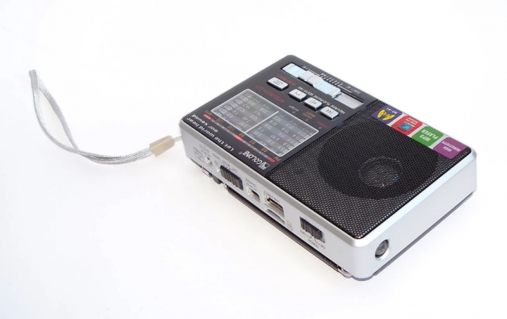 Аккумуляторный портативный радиоприемник Golon RX-2277 FM AM радио колонка с фонариком и USB выходом Черно-серебристый (DU007) - изображение 3