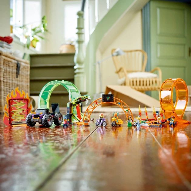 Zestaw klocków LEGO City Stuntz Kaskaderska arena z dwoma pętlami 598 elementów (60339) - obraz 4