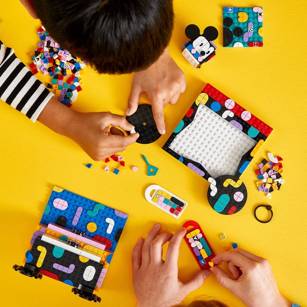 Конструктор LEGO DOTS Міккі та Мінні Маусами. Знову до школи 669 деталей (41964) - зображення 4