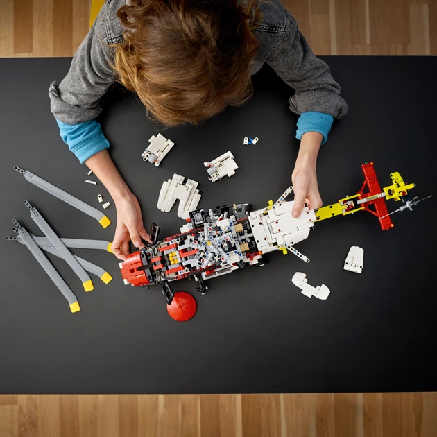 Zestaw klocków LEGO Technic Helikopter ratunkowy Airbus H175 2001 element (42145) - obraz 4
