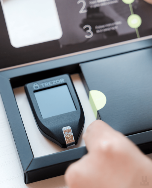 Крипто-гаманець Trezor Model T - зображення 3