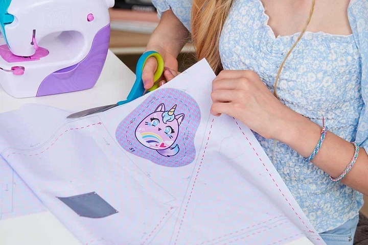 Zestaw do gry Spin Master Cool Maker: maszyna do szycia z akcesoriami Fashion Studio (6063925) - obraz 9