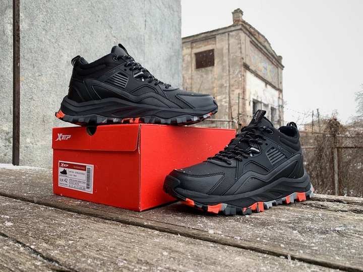 Мужские зимние кроссовки на меху Xtep Outdoor 979419370026 Black