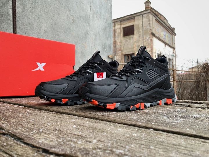 Мужские зимние кроссовки на меху Xtep Outdoor 979419370026 Black