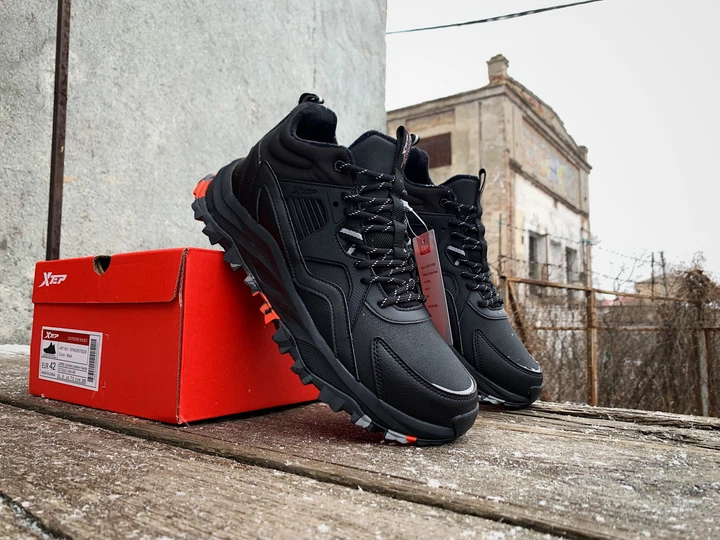 Мужские зимние кроссовки на меху Xtep Outdoor 979419370026 Black