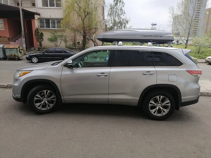 Вантажний автобокс на дах автомобіля Terra Drive 500л двосторонній сірий матовий - Фото 9 Вантажний автобокс на дах автомобіля Terra Drive 500л двосторонній сірий матовий - зображення 9