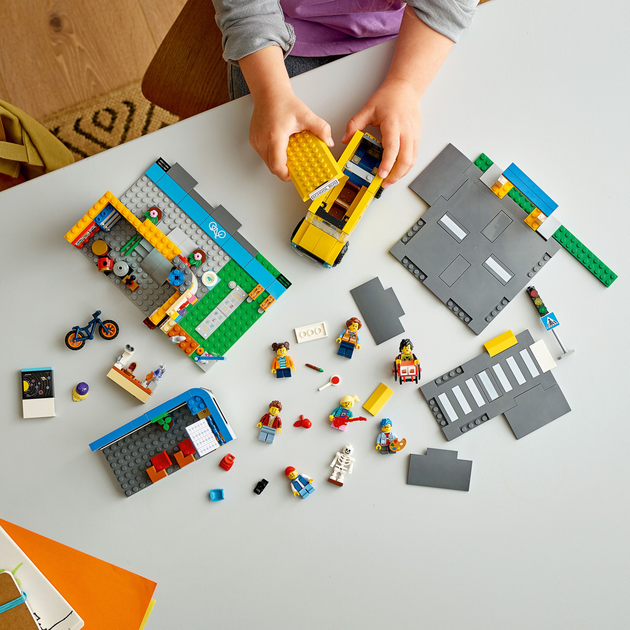 Zestaw klocków LEGO City Dzień w szkole 433 elementy (60329) - obraz 4