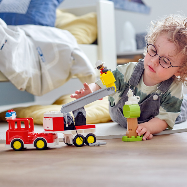 Zestaw klocków LEGO DUPLO Town Wóz strażacki 21 elementów (10969) - obraz 3