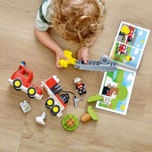 Zestaw klocków LEGO DUPLO Town Wóz strażacki 21 elementów (10969) - obraz 5
