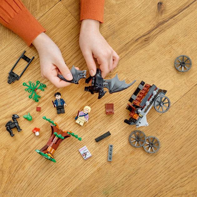 Zestaw klocków LEGO Harry Potter Testrale i kareta z Hogwartu 121 element (76400) - obraz 4